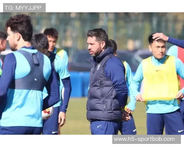 三镇新任主帅莫拉强调稳固防守基础细节打磨助力球队提升竞争力